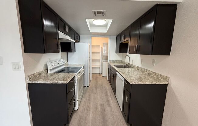 2 beds, 1 bath, 950 sqft, $1,225, Unit 208