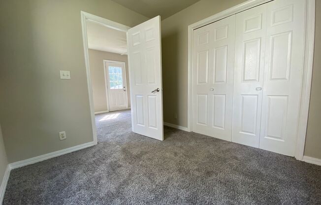 Cozy 1 Bedroom House With Fenced in Backyard