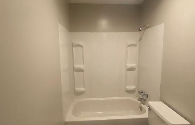 3 beds, 1 bath, $750, Unit Bldg 12 Apt C