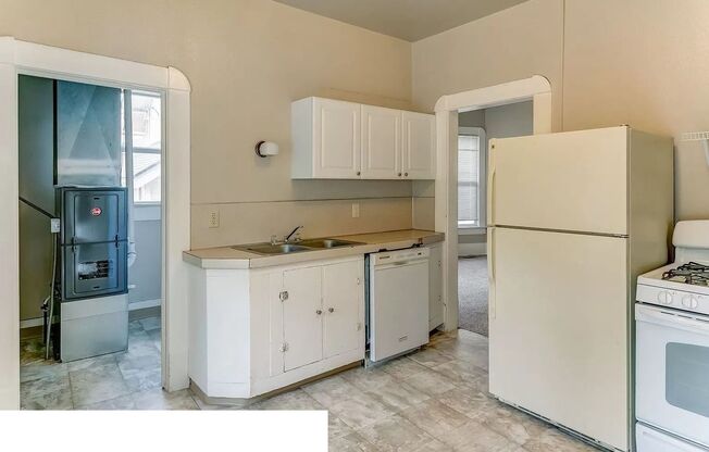 1 Block to WWU- Large Bedrooms- Large 6 Bedroom House Available in August!! Wi-Fi Included!!!!