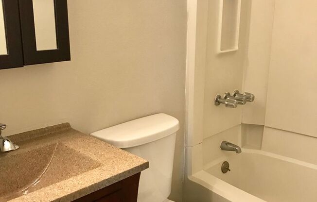 2 beds, 1 bath, 870 sqft, $1,245, Unit 7600410