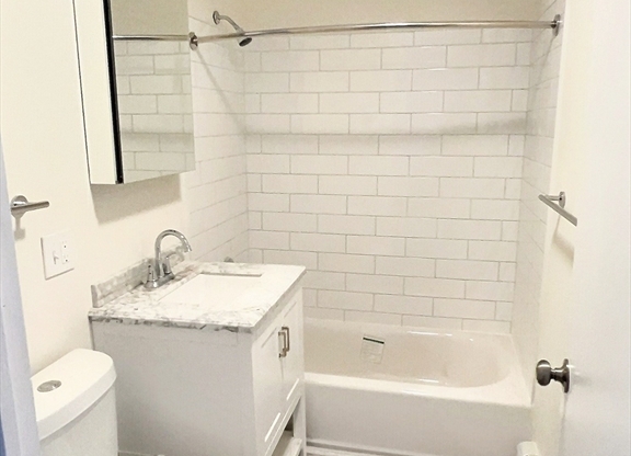 Studio, 1 bath, 999 sqft, $1,980, Unit 34