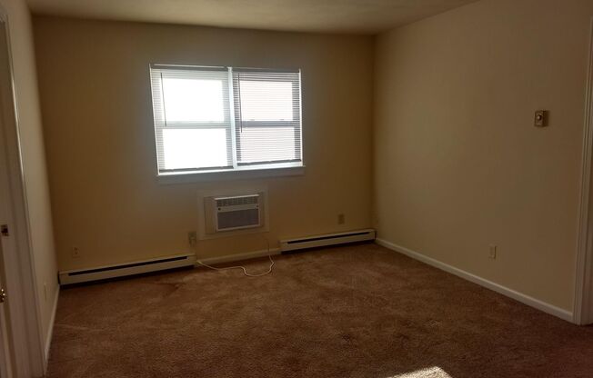 1 bed, 1 bath, $900, Unit 8