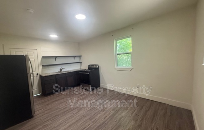 1306 E 2 ST