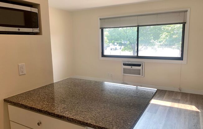 Studio, 1 bath, $725, Unit 14