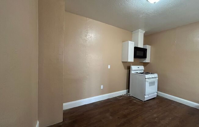 1 bed, 1 bath, 702 sqft, $775