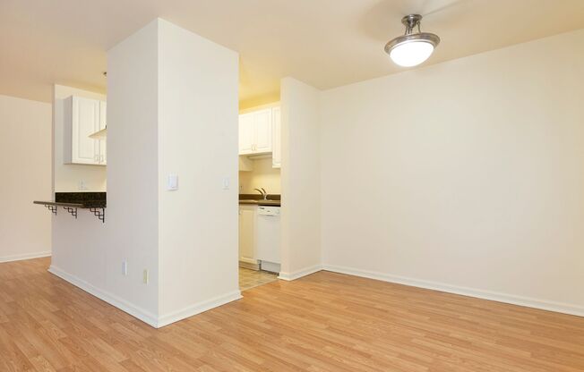 2 beds, 1 bath, 888 sqft, $2,695, Unit C-208