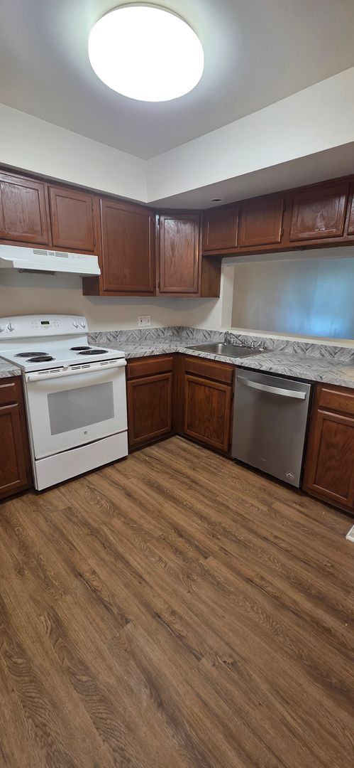 Act Fast! 2 Bedroom Townhome In Columbia