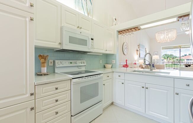 Spacious Lakeview Coach Home in Sherwood – 3BR Comfort Meets Naples Charm!