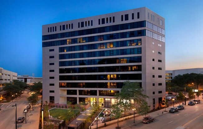 1 bed, 1 bath, 829 sqft, $1,665, Unit 906