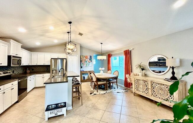 2/2 UNFURNISHED - ADORABLE BUNGALOW- WITH GARAGE/GATED COMMUNITY