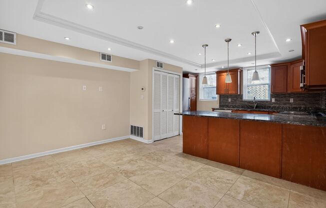 Spacious 1Bd/1Bth condo nestled in the heart of Old Town Alexandria! Pets Welcome!