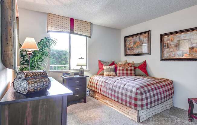 Beautiful Bright Bedroom With Wide Windows at The Seasons Apartments, San Ramon