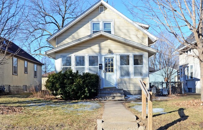 Beautiful 3 Bedroom Single Family Home! Convenient Location, Fenced in Yard, 2 Car Garage & MORE!!!
