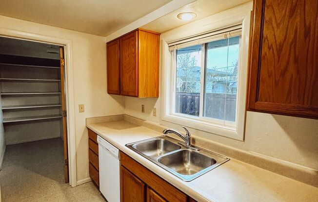 3 beds, 1 bath, $1,895, Unit 1085