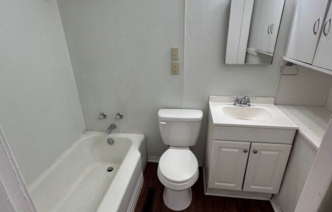 $650 - Accepting SECTION 8/ Housing Voucher 2 bedroom / 1 bathroom - Duplex