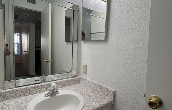 1 bed, 1 bath, 660 sqft, $950, Unit 215