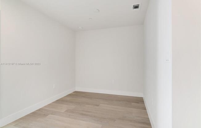 2535 NE 193 ST