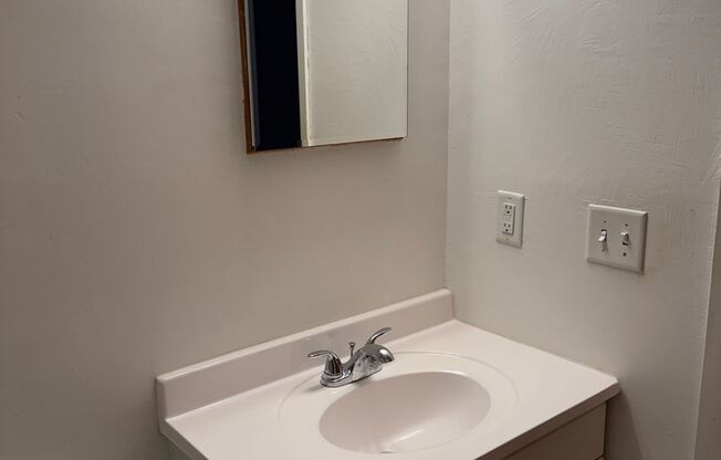 Studio, 1 bath, 350 sqft, $1,050, Unit Unit B5