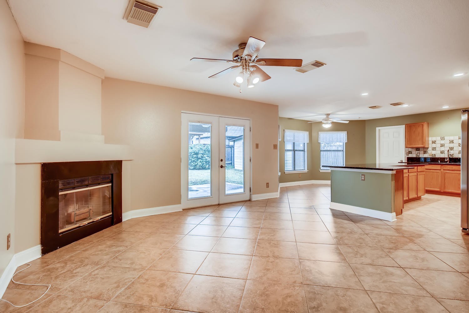 4 bedroom located 6 miles from Randolph Air Force Base