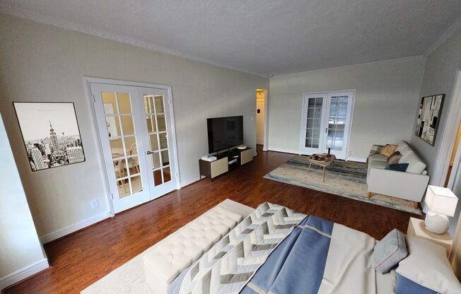 570 North Rossmore