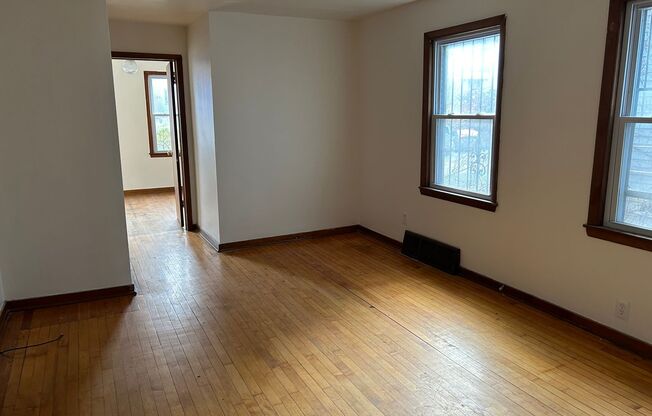 2 beds, 1 bath, $1,295, Unit Unit #1