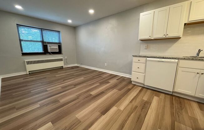 1 bed, 1 bath, 420 sqft, $1,549, Unit 5326 Fifth Ave. #21