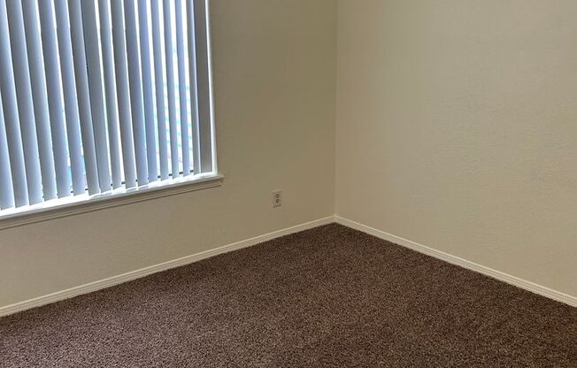 2 beds, 2 baths, 957 sqft, $1,015, Unit 31