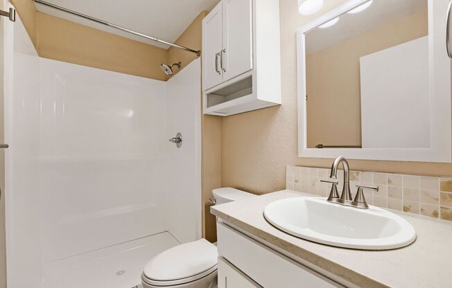3 beds, 2 baths, $2,545, Unit # F1