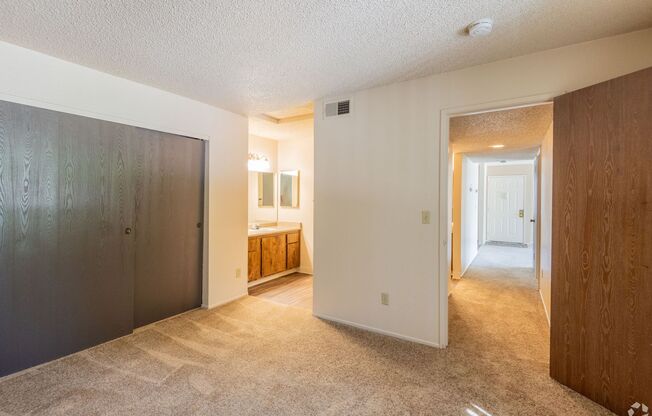 2 beds, 1 bath, 889 sqft, $1,795, Unit 14J