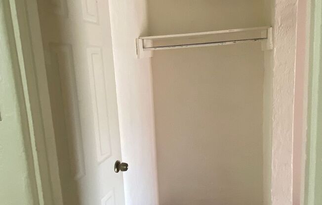 Studio, 1 bath, 370 sqft, $1,050, Unit 11