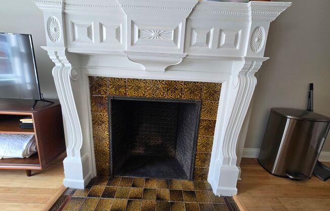 Beautiful bright modern 1 bedroom in the heart of rittenhouse square. AVAIL 6/1 FREE WATER AND GAS