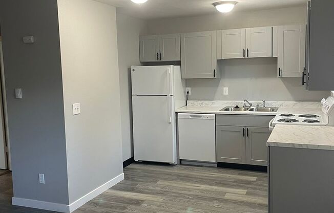 Cozy 1 Bed 1 Bath Downstairs Pet Friendly Apartment with Off Street Parking and Laundry on Site!