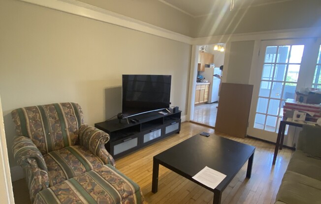 3 beds, 1 bath, $4,200, Unit 4