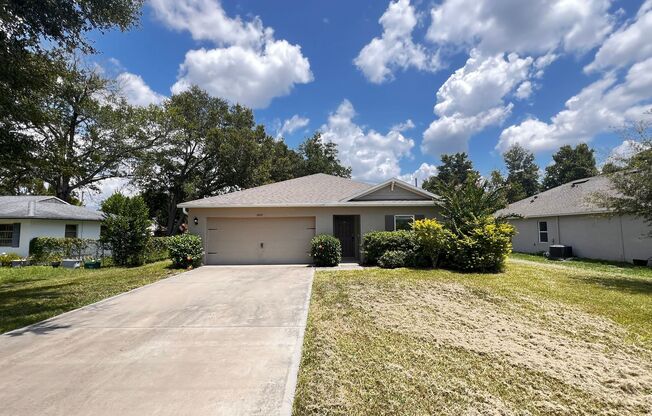 Fantastic 3 Bedroom, 2 Bathroom Home in Deltona!!