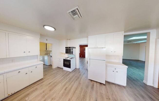 Large house Steps off Campus