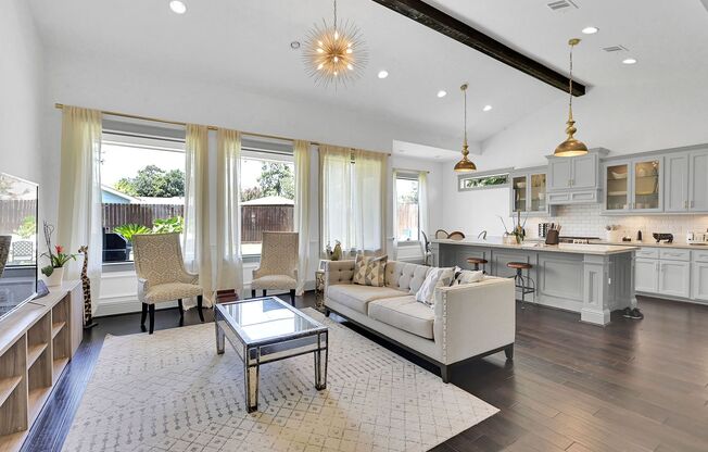 Timeless Elegance in Oak Forest: A Stylish Blend of Tradition and Modernity Awaits in This Charming Home!