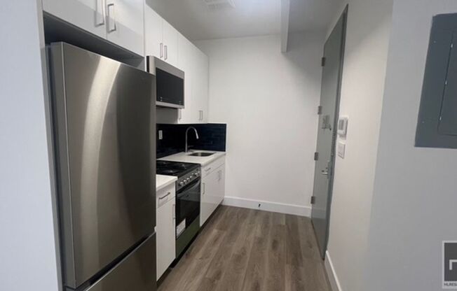 1 bed, 1 bath, $2,400, Unit 2R