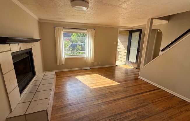 Country Charm Meets City Convenience – 4 Bedroom Farmhouse Retreat in SE Portland