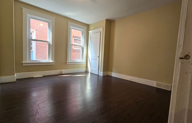 2 beds, 1 bath, $950, Unit Unit 2