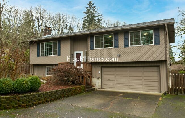 Spacious Four Bedroom Split-Level Home In Milwaukie!