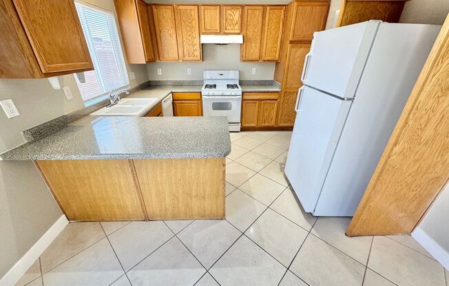 STUNNING 2-STORY 4 BEDROOM/ 2 FULL BATH PLUS 1/2 BATH MOUNTAIN EDGE COMMUNIT HOME