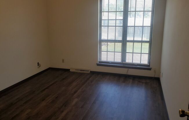 2 beds, 1 bath, 1,326 sqft, $900