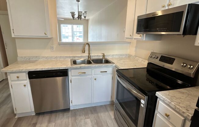 Updated 2 Bed | 2.5 Bath Townhouse in Clayton