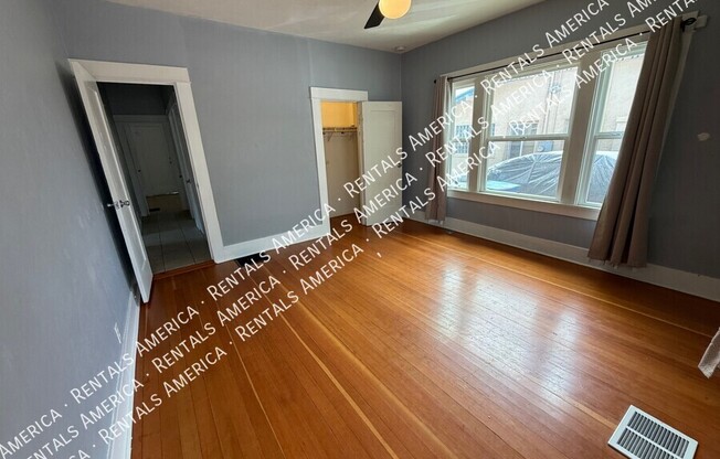 642 E 8 ST