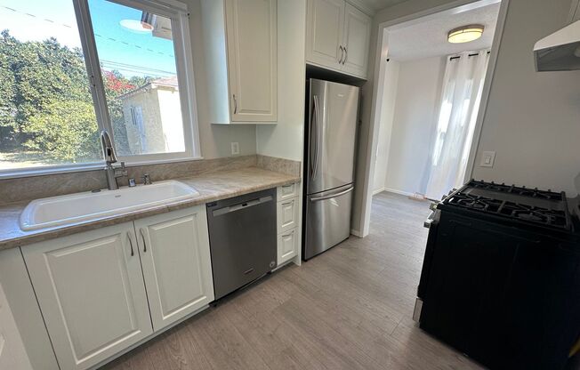 Beautifully remodeled 2-bedroom, 1-bathroom house in Long Beach!