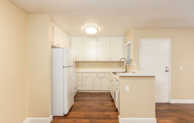 1 bed, 1 bath, 555 sqft, $1,795, Unit 36