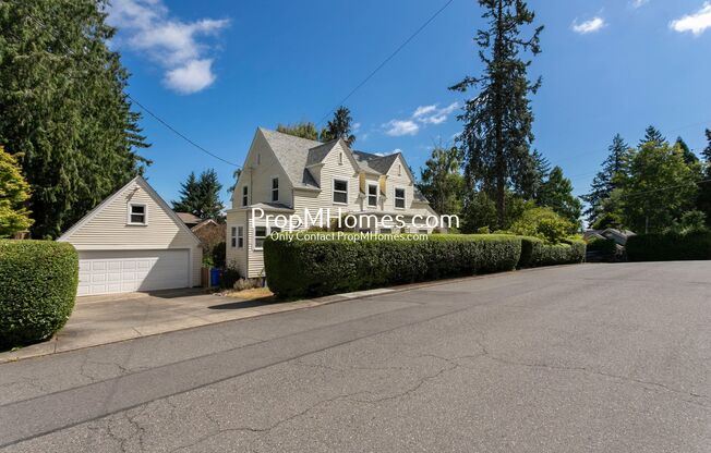 Stunning Four Bedroom Home Near Multnomah Village!
