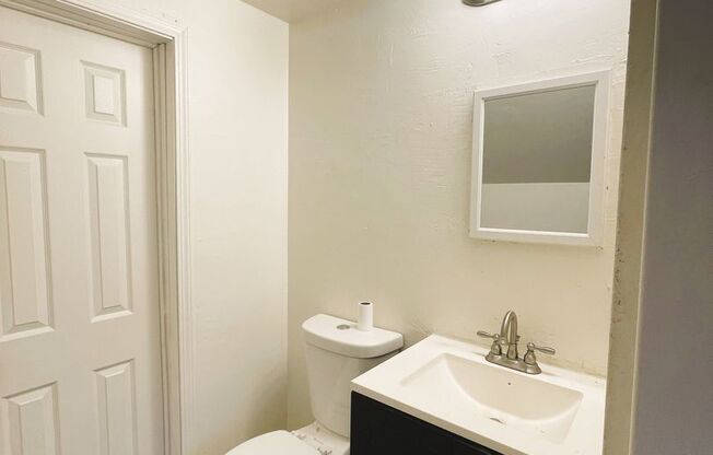 2 beds, 1 bath, $1,095, Unit Unit B