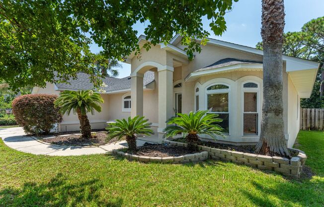 Spacious Home in Navarre!